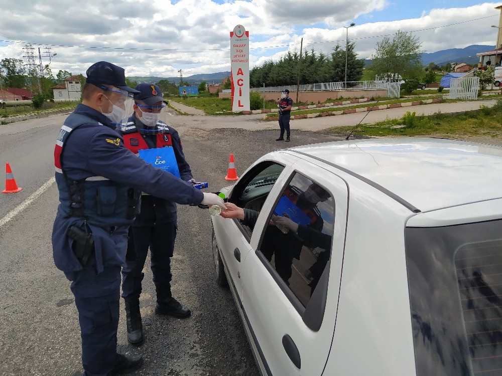 Kastamonu’da jandarmadan sürücülere şeker ikramı 