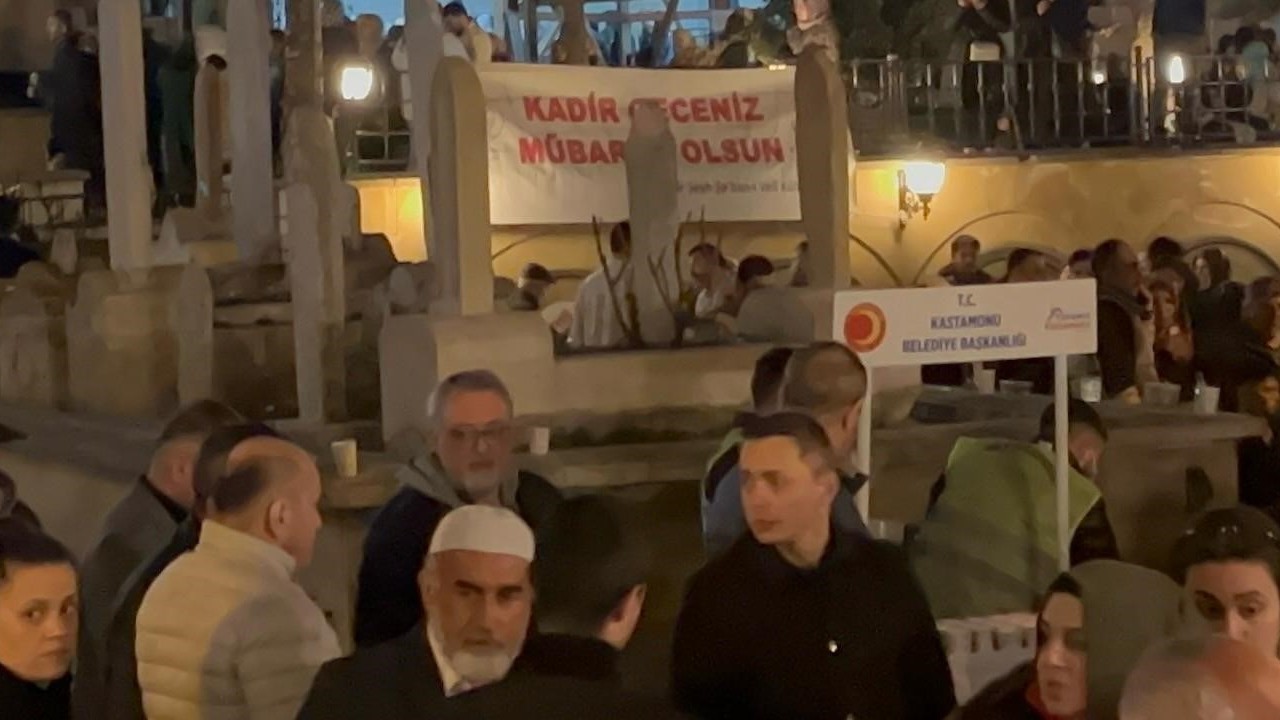 Kastamonu’da Kadir Gecesi’nde Sakal-ı Şerif Ziyarete Açıldı