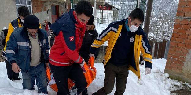 Kastamonu'da kar nedeniyle mahsur kalan hastalar paletli ambulansla hastaneye götürüldü