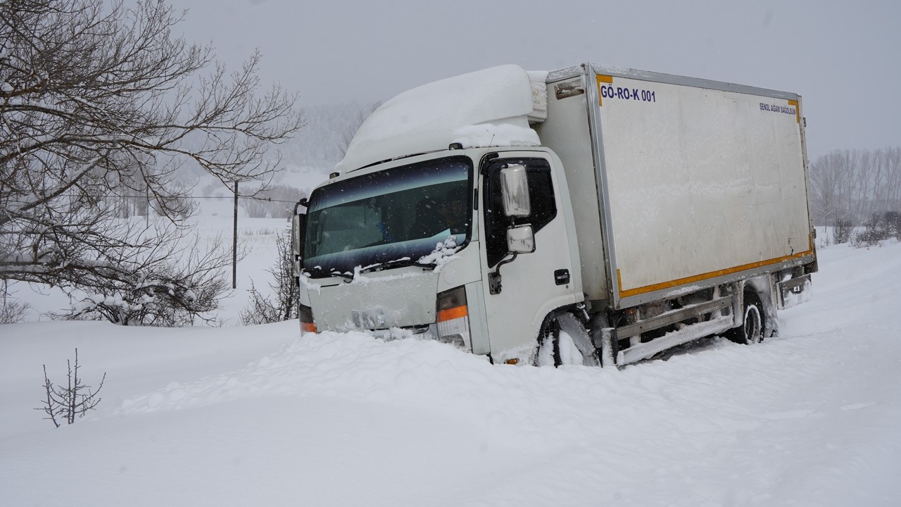 Kastamonu’da karla mücadele: Araçlar mahsur kaldı