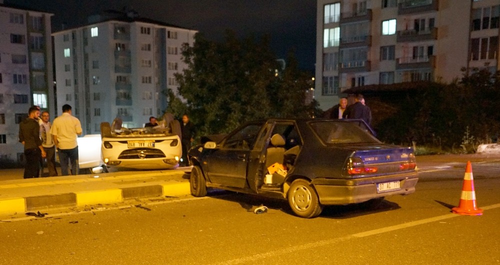 Kastamonu’da kavşakta iki otomobil çarpıştı: 4 yaralı 