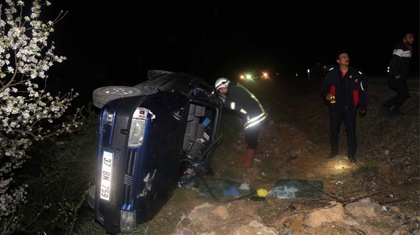 Kastamonu'da kaza sonrası otomobil çukura devrildi