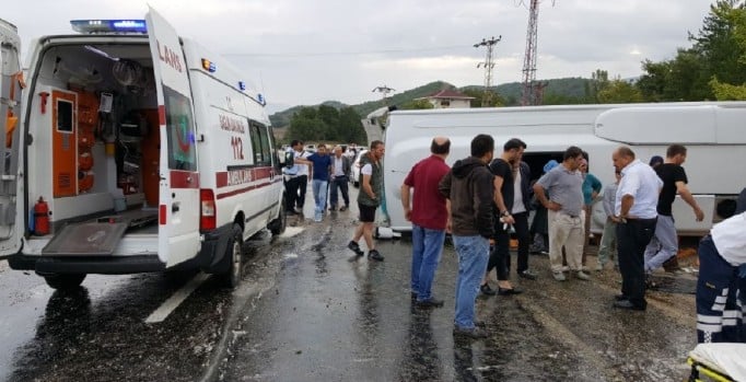 Kastamonu'da midibüs devrildi: 1 ölü, 19 yaralı