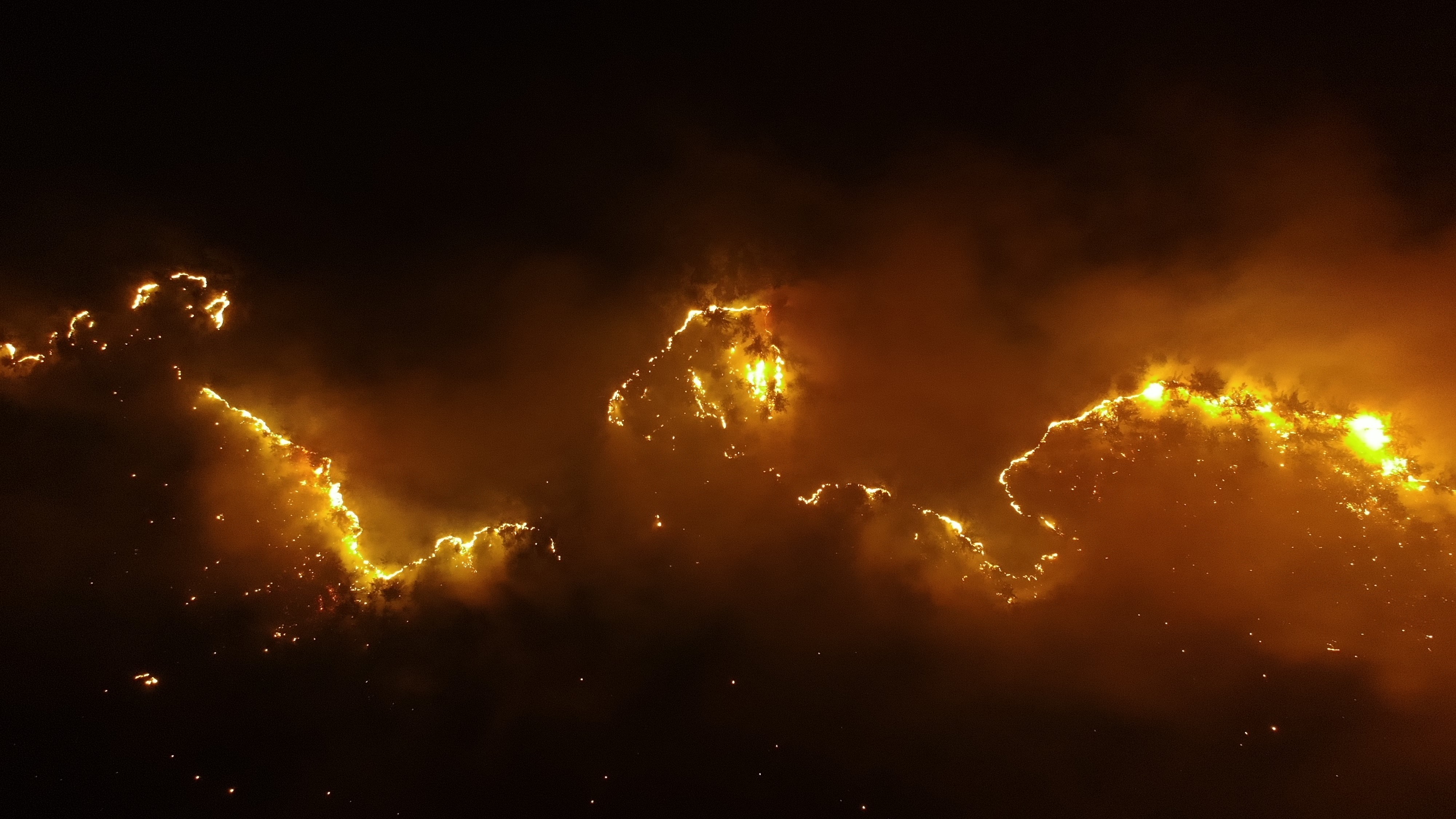 Kastamonu'da orman yangınları geceyi aydınlattı: Havadan görüntülendi