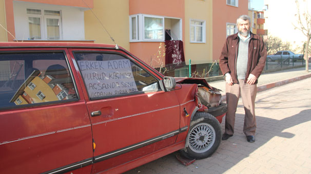Kastamonu'da otomobiline çarpan kişiyi cama astığı yazıyla arıyor