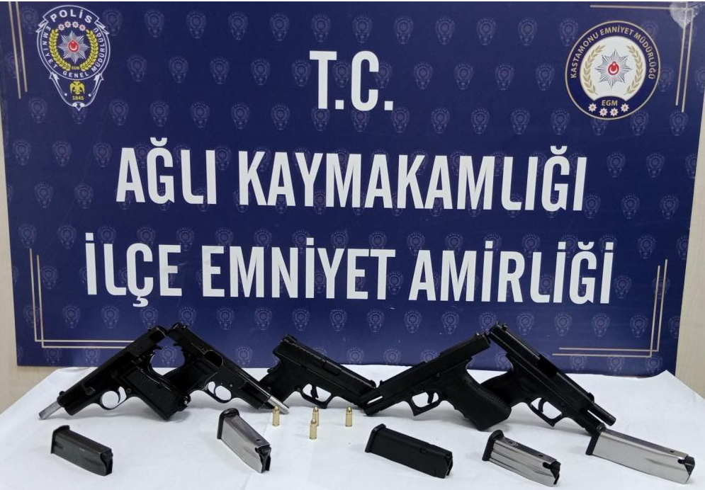 Kastamonu'da ruhsatsız tabancayla yakalanan 2 şahıs gözaltına alındı