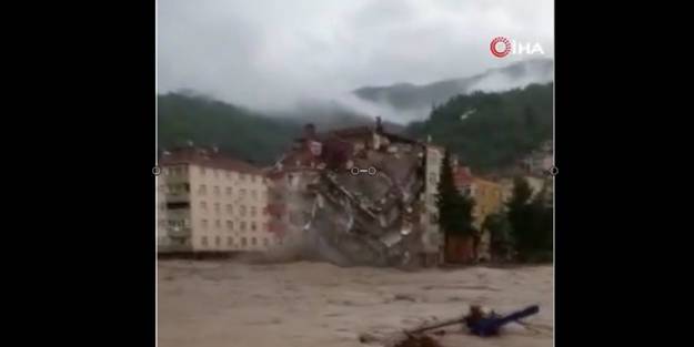 Kastamonu'da sel binayı böyle alıp götürdü!