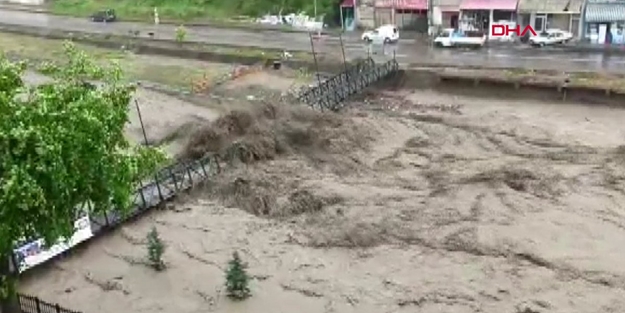 Kastamonu'da sel suları köprüyü böyle yıktı