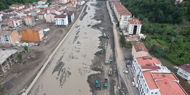 Kastamonu'da selin izinin silinmesi için bayramda da çalışmalar sürüyor