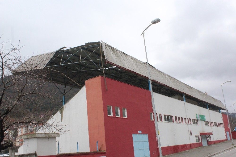 Kastamonu’da şiddetli fırtına stadyumun çatısını uçurdu 