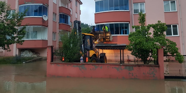 Kastamonu'da su baskını! Evlerinde mahsur kalanlar kepçeyle kurtarıldı