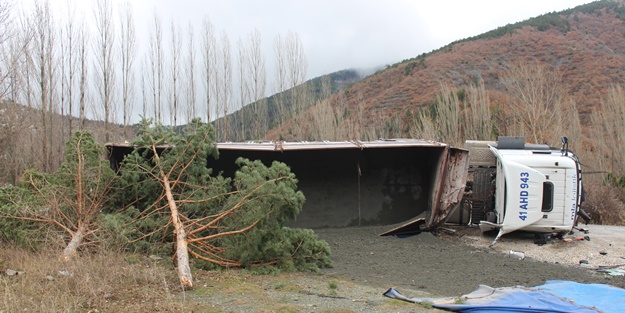 Kastamonu'da tır devrildi