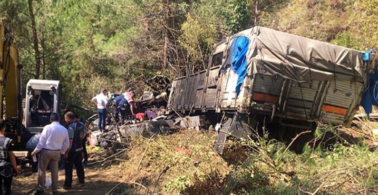 Kastamonu'da uçurumdan düşen kamyondaki 3 kişi yanarak hayatını kaybetti