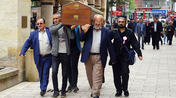 Kastamonu’da vahşice öldürüldükten sonra yakılan 5 kişilik aile, aynı tabutta musallaya getirildi