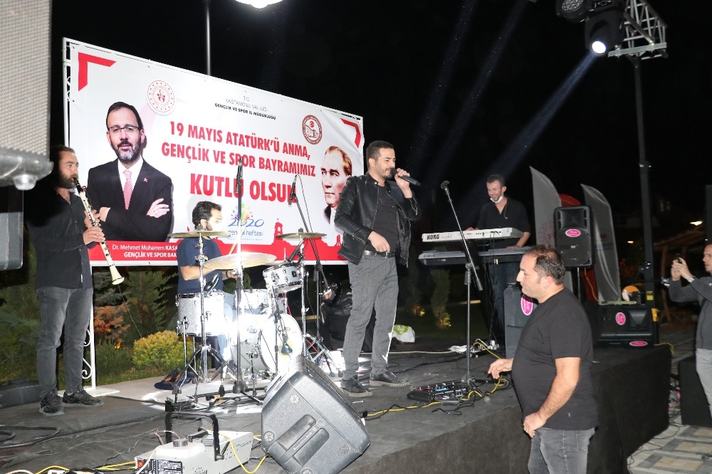 Kastamonu’da vatandaşlar hem egzersiz yaptı hemde 19 Mayıs konseriyle eğlendi 