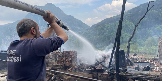 Kastamonu'da yangın! 300 metre hortumla müdahale edildi