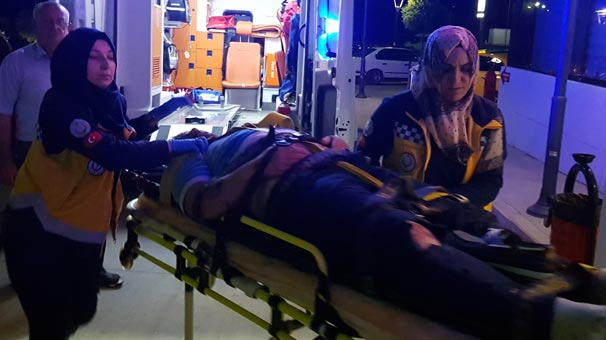 Kastamonu’da yaralı kazazede, sedyenin üzerinde eşini teselli etti