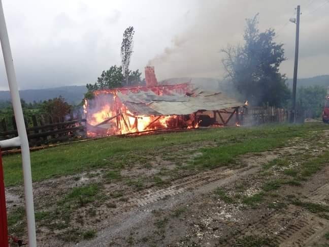 Kastamonu’da yıldırım düşen ev kül oldu 