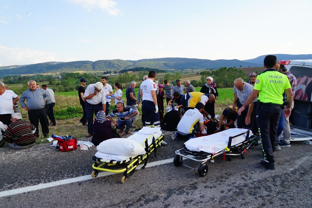 Kastamonu’da yolcu minibüsü ile kamyonet çarpıştı: 1 ölü, 16 yaralı 
