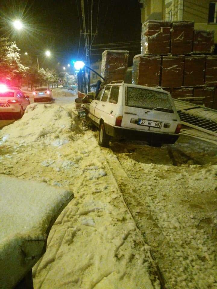 Kastamonu’da yoldan çıkan araç depoya çarptı: 1 yaralı 