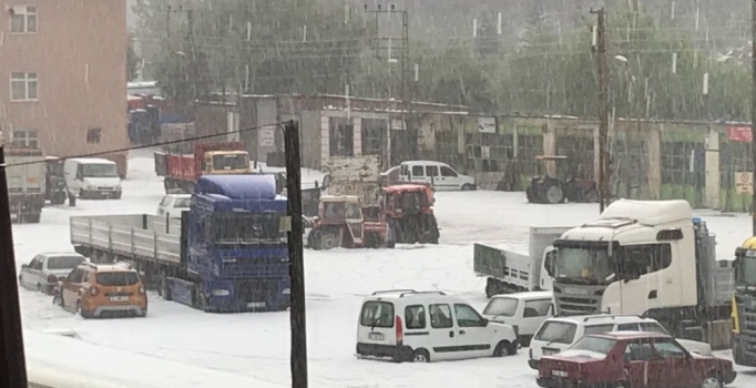 Kastamonu'nun Azdavay ilçesinde 15 dakikalık dolu, ilçeyi beyaza bürüdü