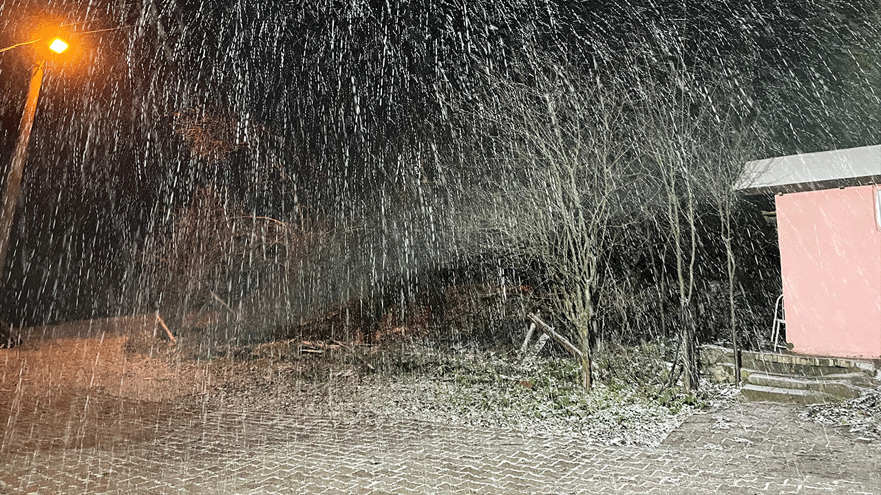 Kastamonu’nun yüksek kesimlerine kar yağdı!