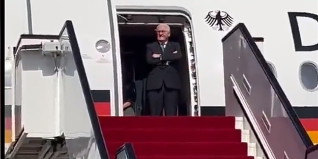 Katar, Alman lideri uçakta bekletti! Beklesin işi ne...