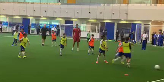 Katar Emiri çocuklarla top koşturdu