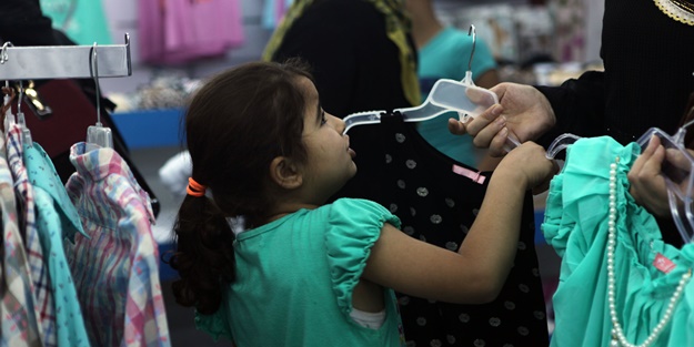 Katar'dan Suriyeli yetimlere bayramlık giysi