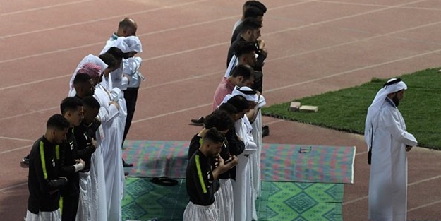 Katarlı futbolcular final maçı öncesi statta namaz kıldı