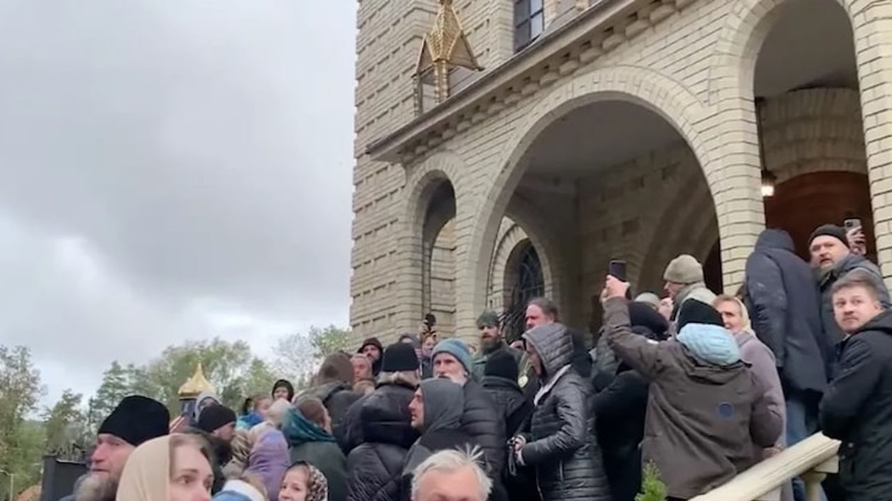 Katedralde silahlar konuştu! Cemaatler kavgası: Cemaat birbirine girdi!