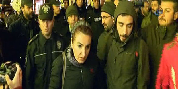 'Katil devlet' diyen kadına polisten tokat gibi cevap