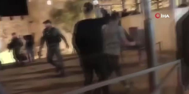 Katil devletin itleri ibadet edenlere saldırdı! Çok sayıda yaralı var