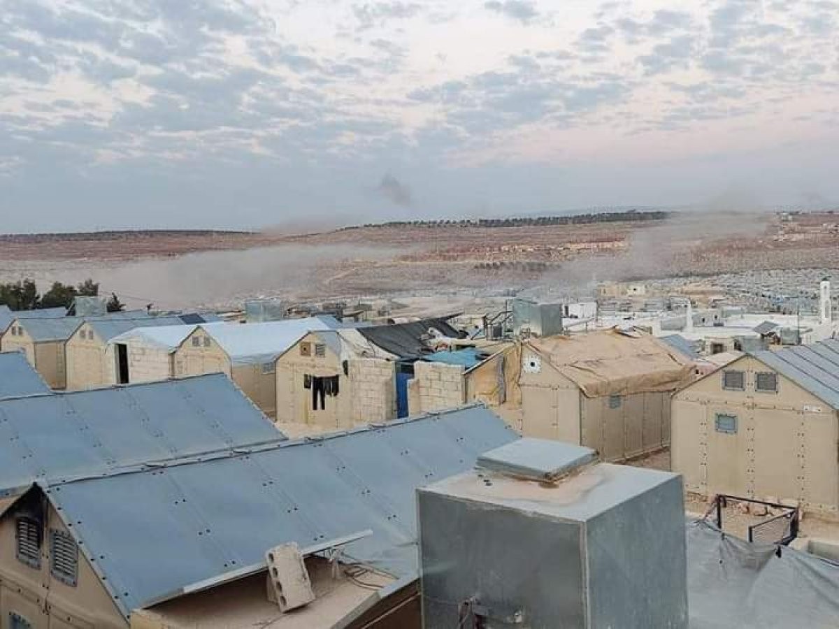 Katil Esed bu kez mülteci kampını vurdu! Ölü ve çok sayıda yaralı var