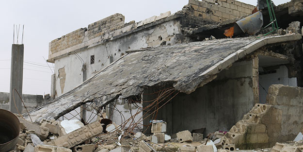 Katil Esed rejimi İdlib'de 2 beldeyi yerle bir etti