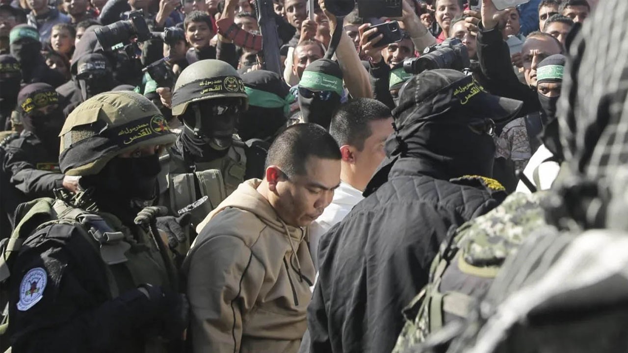 Katil İsrail, 11 Filistinli’yi serbest bıraktı