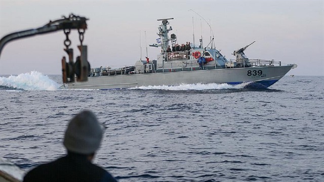 Katil İsrail 2 Filistinli balıkçıyı gözaltına aldı