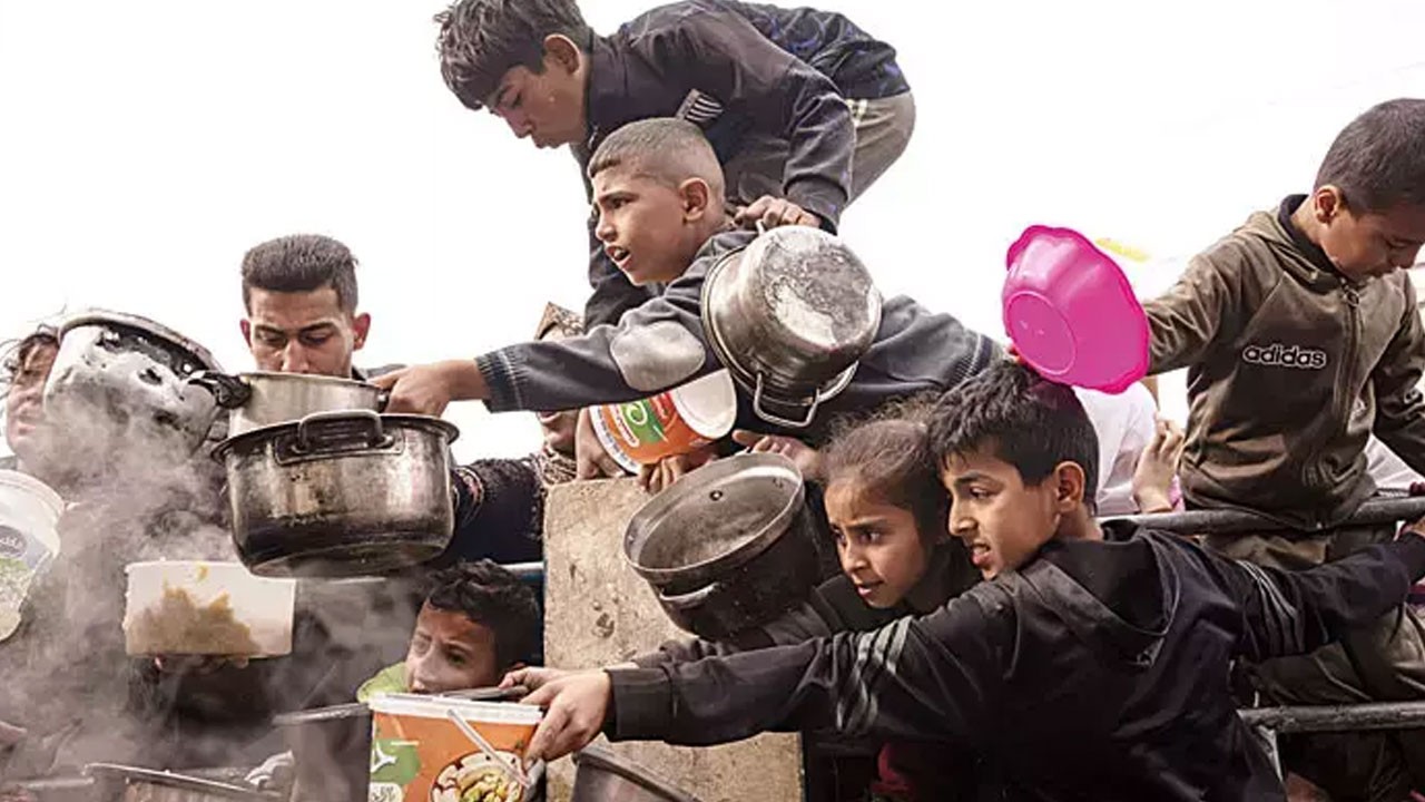 Katil İsrail açlığı silah olarak kullanıyor