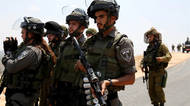 Katil İsrail askeri halka ateş etti