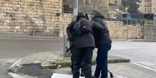 Katil İsrail askerleri engelli Filistinliyi kaldırımda namaz kılarken gözaltına aldı