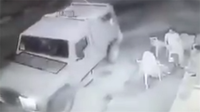 Katil İsrail askerleri kafede oturan Filistinlilere bomba attı