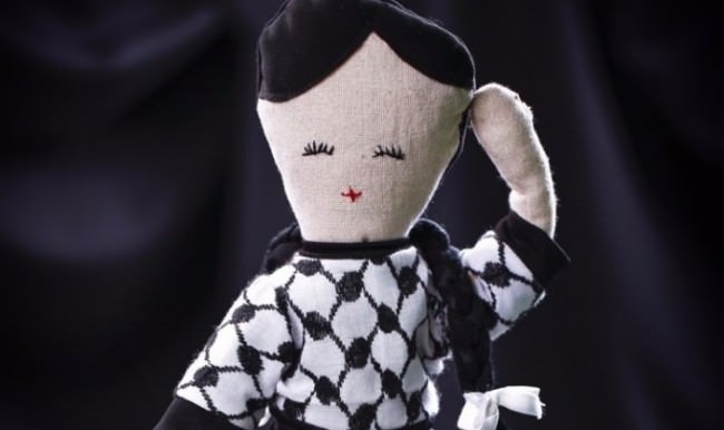 Katil İsrail askerleri oyuncak fabrikasını bastı