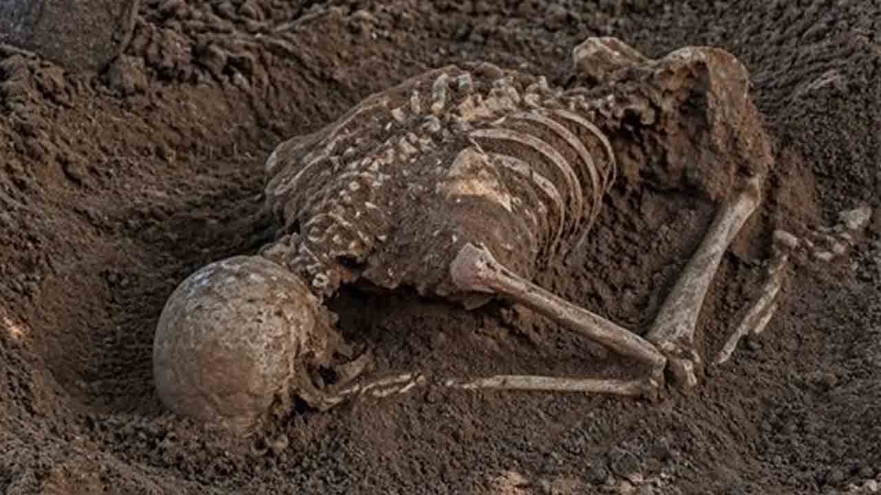 Katil İsrail askerlerinin şehit ettiği Filistinli secde vaziyetinde gömülmüş halde bulundu!