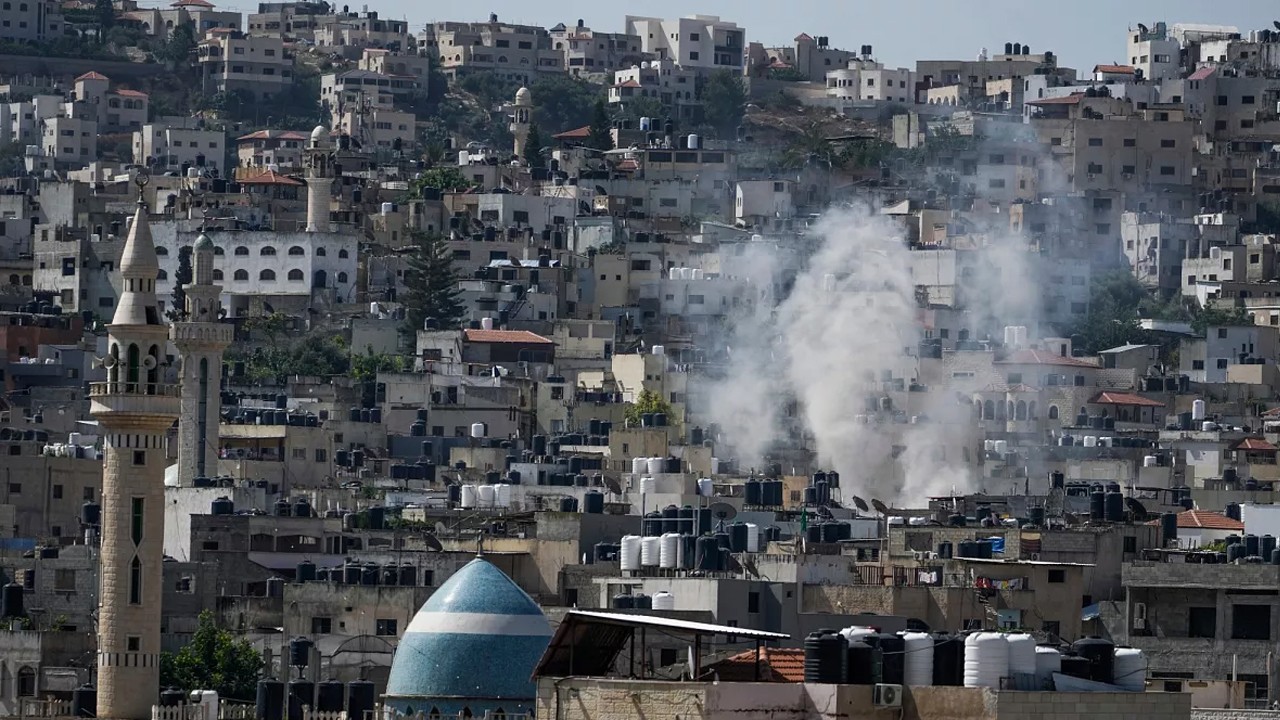 Katil İsrail, Batı Şeria’ya saldırdı! 10 şehit