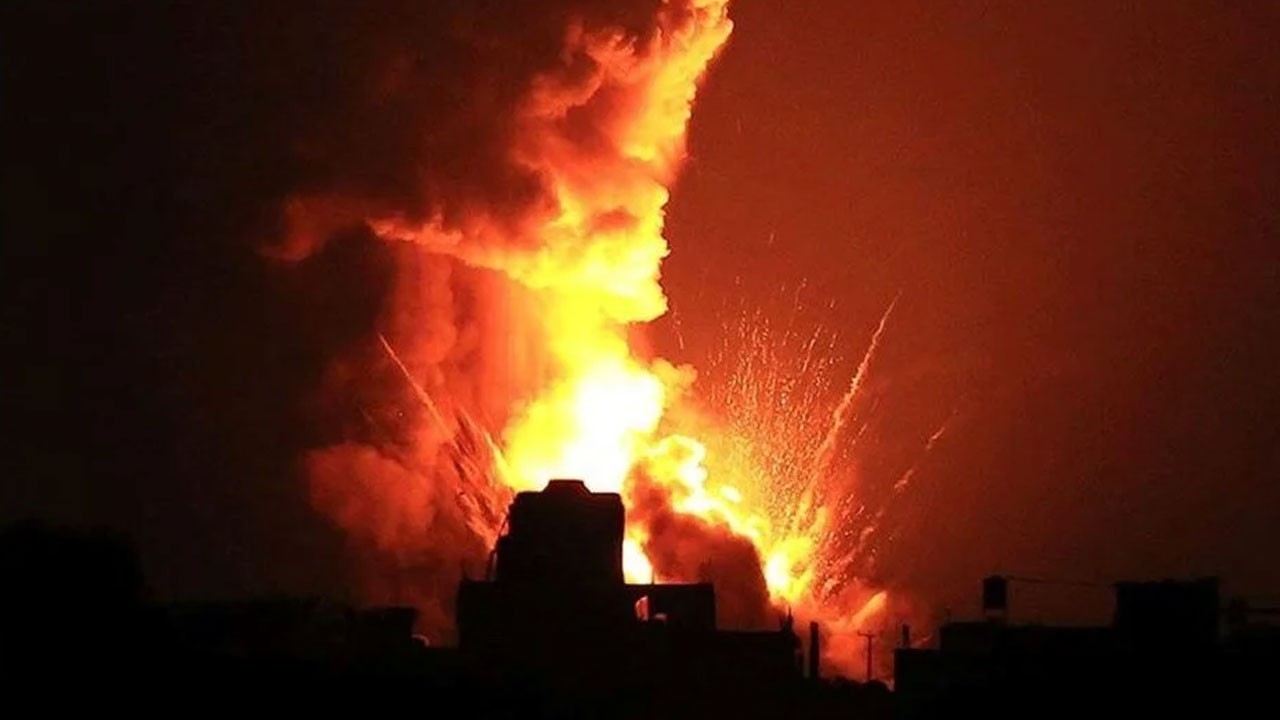 Katil İsrail Beyrut'u bombaladı!