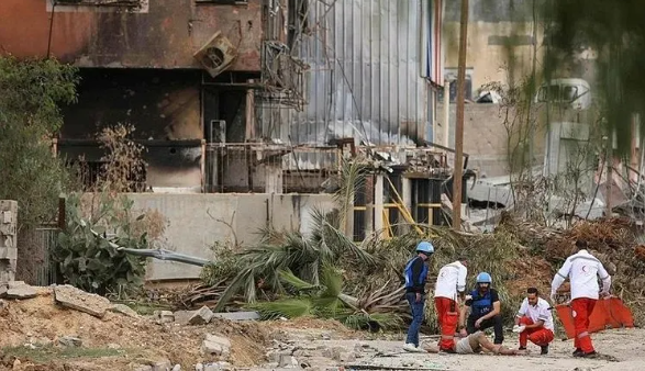 Katil İsrail binaları yıktı, umudu yıkamadı! Filistinliler enkaz yığınlarının kıyamdalar