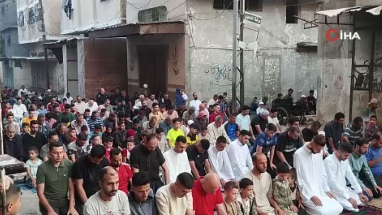 Katil İsrail bombardımana devam ediyor! Gazze'de buruk bayram namazı