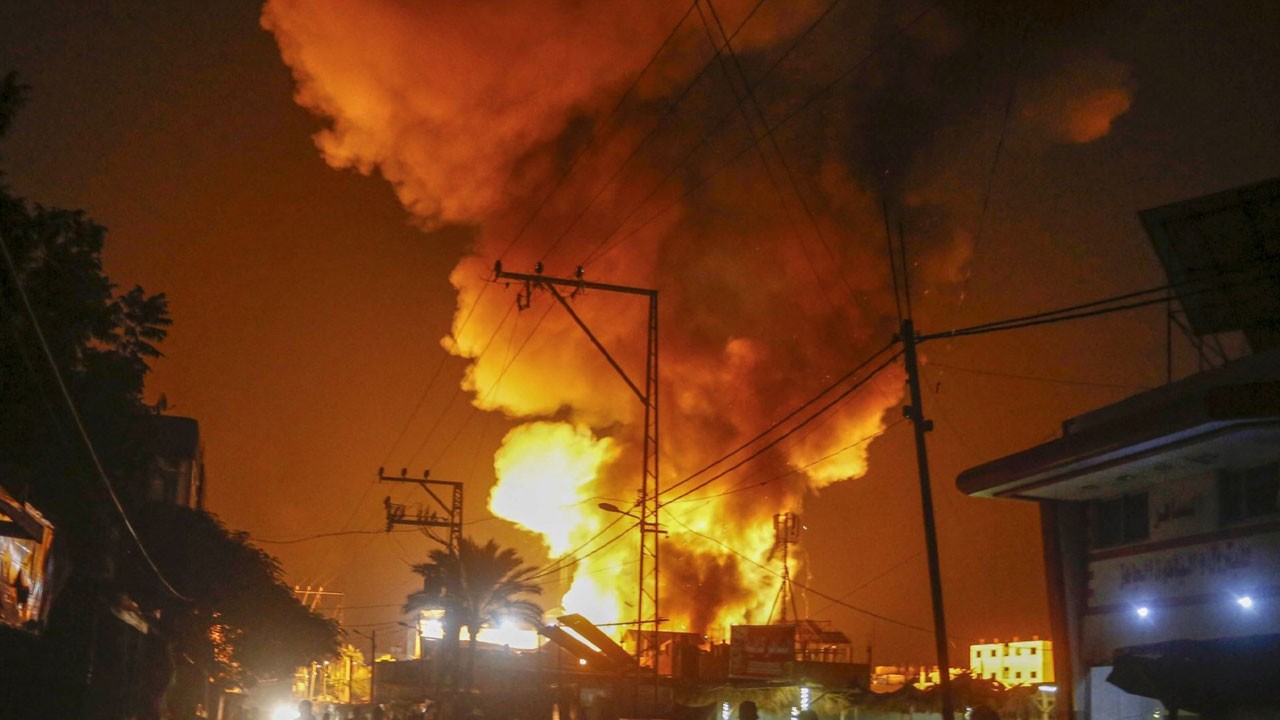 Katil İsrail evleri ve barınma merkezlerini ateşe verdi