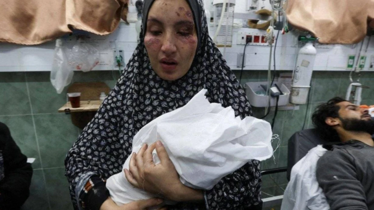 Katil İsrail, Gazze'de hamile bir kadını öldürdü!