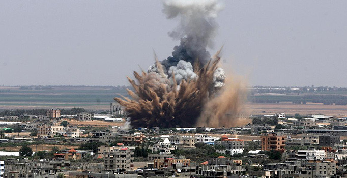 Katil İsrail Gazze'ye hava saldırısı düzenledi